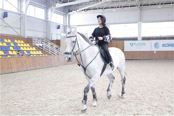 FMIS Students Go Horseback Riding